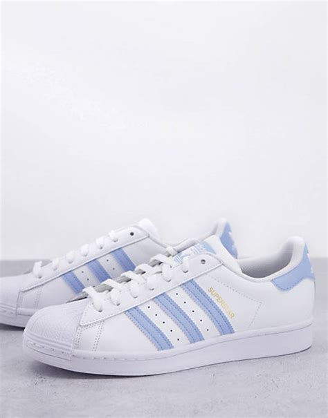 adidas Originals – Superstar – Sneaker in Weiß mit hellblauen 